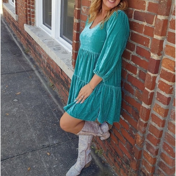 Relaxed fit tiered Velvet 3/4 length mini dress in green - Picture 3 of 3